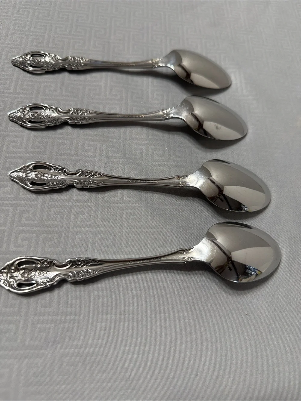 Oneida Stainless Flatware Renoir Pembrooke  Ornate Pierced Handle 20 Pc “READ”